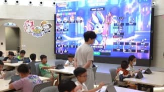 數學大賽決賽現場:學生以平板作答,投影幕顯示魔王戰
