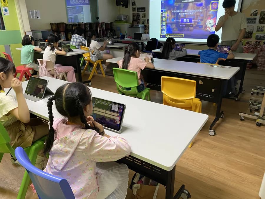中心課室:學生以平板上課,前方投影幕顯示遊戲畫面